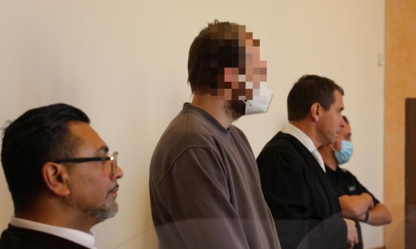 Die Verteidiger Remzi Yalcin (links) und Torsten Giesecke, der seinen Bielefelder Kollegen Jerrit Schöll vertritt, an der Seite des Angeklagten. - © Janet König