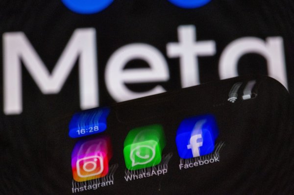 ARCHIV - 16.05.2024, Mecklenburg-Vorpommern, Schwerin: Die Apps Instagram, Facebook und WhatsApp sind auf dem Display eines Smartphones vor dem Logo des Internetkonzerns Meta zu sehen. (zu dpa: «DJV: Meta muss wirksamer gegen Fake-Profile vorgehen») Foto: Jens Büttner/dpa +++ dpa-Bildfunk +++ - © Jens Büttner/dpa