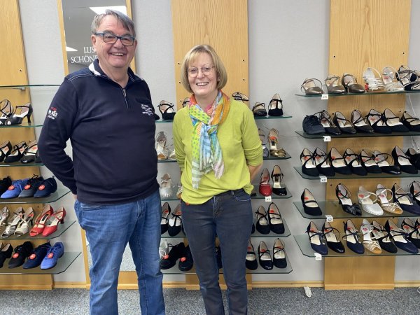 Ulli und Susanne Nieweg schließen ihr Schuhhaus in der Sender Straße. Damit endet nach 71 Jahren die Geschichte des alteingesessenen Verler Geschäftes. - © Markus Voss