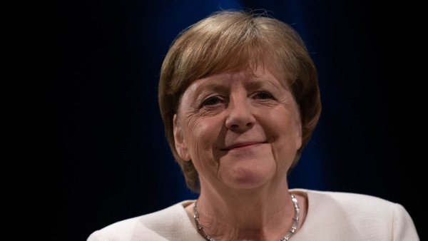 Die Autobiografie "Freiheit" von der Bundeskanzlerin a.D. Angela Merkel ist wie ihre Regierungszeit: lang und kurvenreich. - © Hendrik Schmidt/dpa