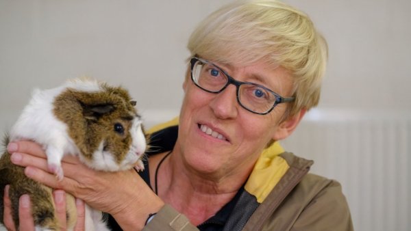 Tierheim-Chefin Barbara Snelting mit einem ihrer Schützlinge. - © Andreas Zobe