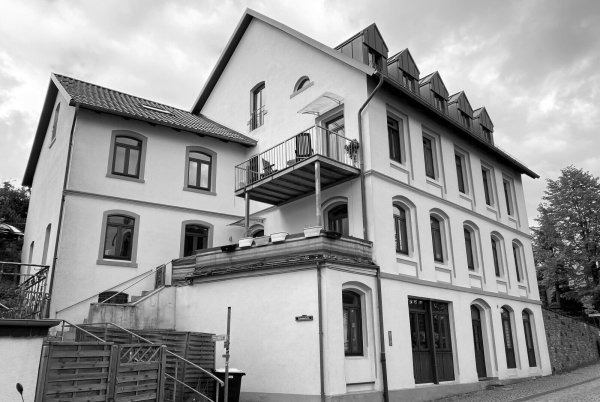 Im Keller des 2011 renovierten Gebäudes an der Hauptstraße 53 wurde die Mikwe gefunden – doch letztlich nicht wieder hergestellt. Im Anbau an der linken Seite lag früher eine jüdische Schule. - © Horst Biere