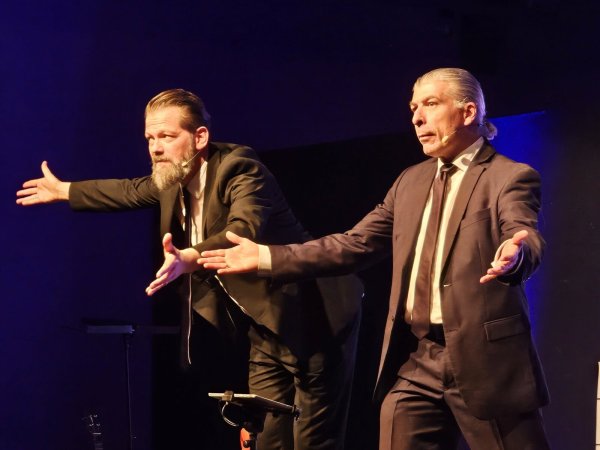 Adrian Engels (links) und Markus Riedinger hielten dem Publikum im Ziegeleimuseum humorvoll den Spiegel vor. Ihr Fazit: "Lasst alle Hoffnung fahren und setzt euch selbst ans Steuer." - © Astrid Sewing