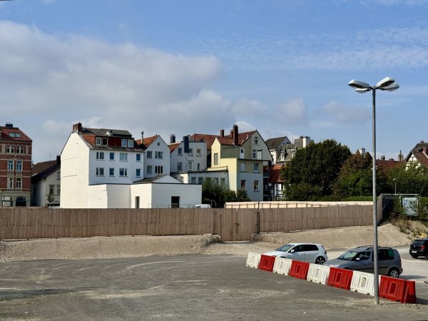 Bis Sommer sollen die baurechtlichen Fragen geklärt werden, Dann folgt die Planungsphase für das neue Parkhaus. Parallel zu dessen Neubau sollen auch das Hotel und ein Vollsortimenter hochgezogen werden. - © Raphael Bartling