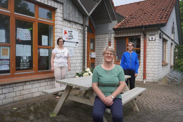 Familienbegleiterin Gabriele Heinowski (vorne), Projektkoordinatorin Doris Hampel (rechts) und Tanja Markmann, Leiterin des Familienzentrums "Moorstrolche", freuen sich, dass mit dem Projekt "Familienbegleitung im Elementarbereich" Familien schnell und einfach einen Ansprechpartner bei Fragen und Problemen finden. - © Michaela Weiße