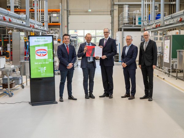Freuen sind über die Zusammenarbeit: (von links) Tobias Bauer, Leiter der internationalen Pizzaproduktion von Dr. Oetker, TH-OWL-Präsident Professor Dr. Jürgen Krahl, Dr. Christian von Twickel, Mitglied der internationalen
Geschäftsführung Dr. Oetker, Christian Fretter, Leiter internationale Produktentwicklung Pizza Dr. Oetker, sowie Professor Dr. Jan Schneider, Leiter der Future Food Factory OWL. - © TH OWL