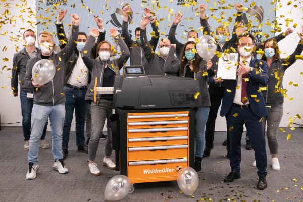 Das „PrintJet-Connect"-Team bejubelt die Auszeichnung, die Weidmüller für den Hochleistungs-Drucker bekommen hat. - © Weidmüller