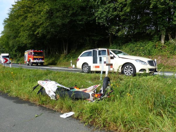 Ein Krad und ein Taxi sind auf der B238 zusammengestoßen. - © Feuerwehr Kalletal