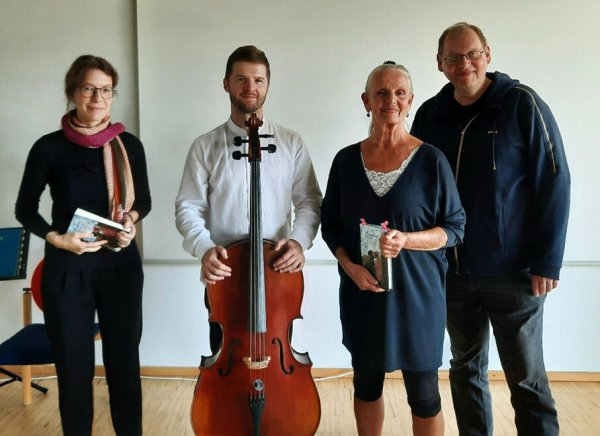 (von links) Lehrerin und Organisatorin Inge Dahl, Cellist Marko Simic, Rezitatorin Ulrike von der Linden und künstlerischer Leiter des Literaturbüros OWL Karsten Strack - © Madeleine Biermann