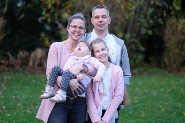 Gemeinsam sind sie stark: Melanie und Björn Meise mit ihren Töchtern Anni und Maja (rechts). Die vierjährige Anni leidet an einem seltenen Gendefekt. - © Fotorechte: Melanie Meise
