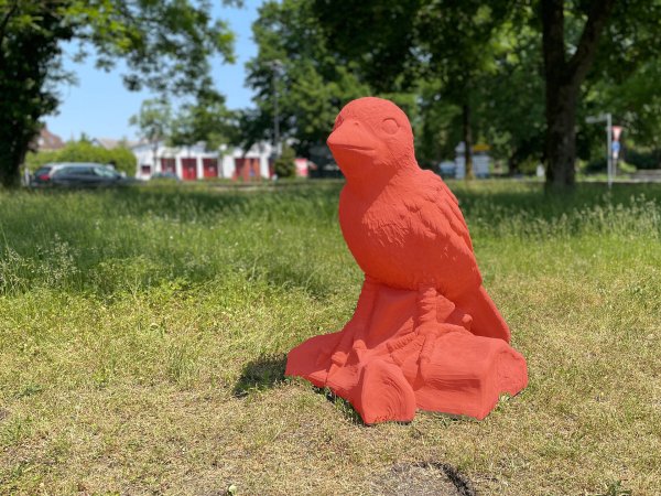 Mit seinen Tierskulpturen in leuchtendem Rot möchte der Bildhauer Raphael Strauch auf die Gefährdung heimischer Wildtierarten hinweisen. - © Henning Schwarze