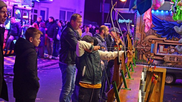 Die Buden beim Schlänger Markt bieten Action für Kinder und Erwachsene. - © Nicole Ellerbrake