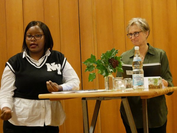 Neliswa Nabani (links) hält das Impulsreferat, das Sabine Hartmann übersetzt. - © Landeskirchenamt