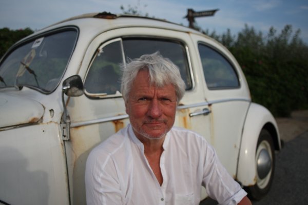 Kabarettist Jürgen Becker kommt mit seinem Programm „Die Ursache liegt in der Zukunft" in das Kurgastzentrum Horn-Bad Meinberg. In seinem Programm dreht sich alles um die Ungewissheit der Zukunft. - © Schönhauser Promotion GmbH