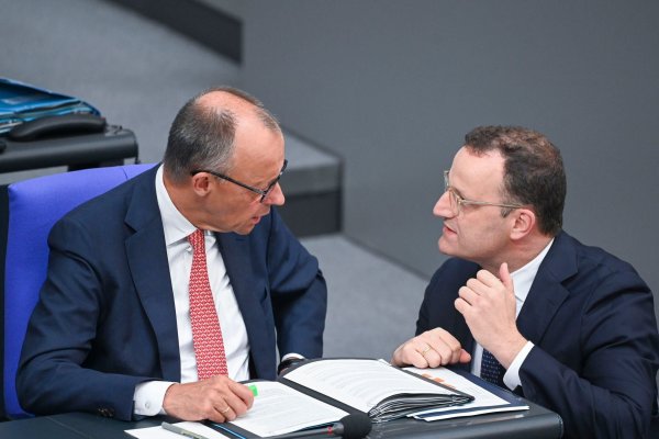 Bundeskanzler Friedrich Merz (l., CDU) unterhält sich mit Jens Spahn, Vorsitzender der Unions-Fraktion im Bundestag, während der Generaldebatte zum Haushalt im Plenum des Bundestags. - © Katharina Kausche/dpa