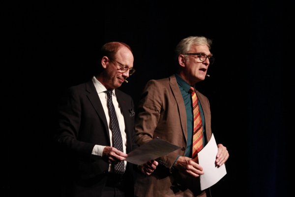 Johann von Bülow und Walter Sittler begeben sich in der Stadthalle auf die Suche nach der Wahrheit. Sie bieten mit ihren Erkenntnissen einen lehrreichen Abend. - © Juliana Szabo