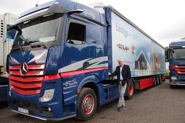 Christian Tasche an seinem Lemgo-Truck in Lieme. Dank seiner Lebensmittel-Transporte hofft er, die Krise glimpflich zu überstehen. - © Katrin Kantelberg(LZ)