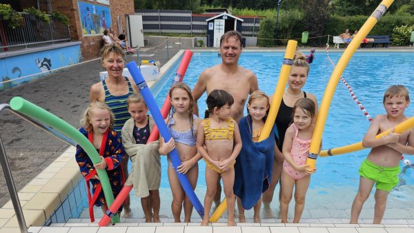 Die Schwimmtrainer Dorothee Orzelski (links), Thorsten Stiller und Mira Siekmann haben mit ihren kleinen Schülerinnen und Schülern fleißg im Waldfreibad für das Seepferdchen geübt. Zum Team gehört ebenfalls Bettina Stiller. - © Astrid Sewing