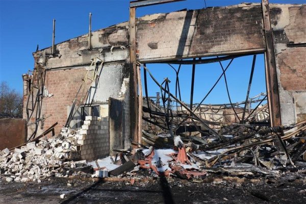 Eine Ruine ist nach dem Großbrand übrig geblieben. Es besteht Einsturzgefahr. - © Janet König