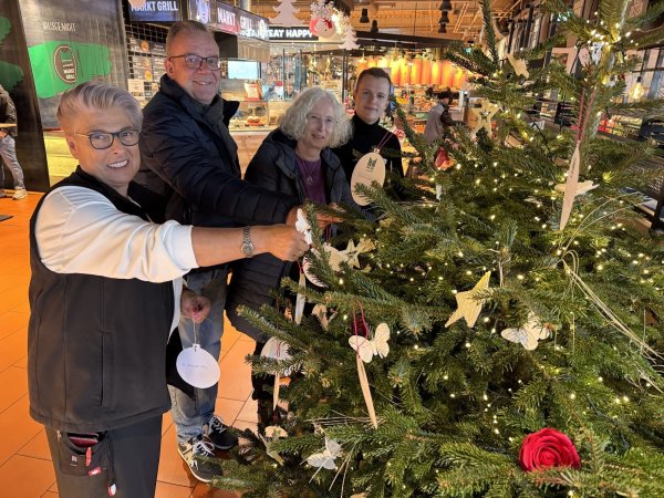 Ab sofort können die Wünsche vom Baum gepflückt werden, die Renate Evers (Foto von links), Harm-Hendrik Möller (Karolinenheim), Gabriele Monath (Hospizdienst) sowie Luca Konrad (Marktkauf) aufgehängt haben. - © Sandra Castrup
