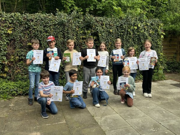 Stolze Urkundenbesitzer: Grundschulkinder aus Ostlippe werden für ihre Teilnahme am Vorlesewettbewerb ausgezeichnet. - © Grundschule Rischenau