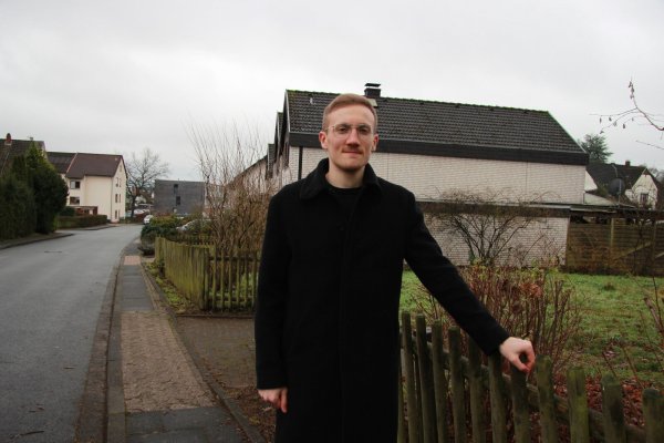 Lasse Huxoll am der Grünfläche an der Händelstraße, die bald wieder zum Spielplatz wird. Viele junge Familien sind im Viertel zugezogen. - © Katrin Kantelberg