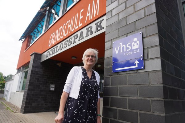 Einmal um die Grundschule herum – dann finden Interessierte den Eingang zur VHS Lippe-Ost. Andrea Lemm ist gemeinsam mit acht Mitarbeitern umgezogen. - © Michaela Weiße(LZ)