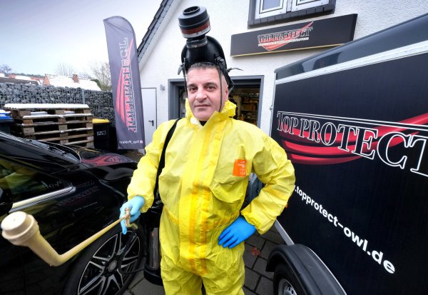 Der Gütersloher Schädlingsbekämpfer Bülent Topbac zeigt, wie er sich bei seiner Arbeit vor den Schädlingen schützt. - © Andreas Frücht