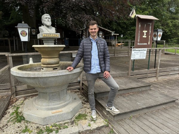 Joel Braunert hat mit seiner Schwester eine Online-Petition für die Wiedereröffnung des Paulaner Biergartens am Kurparksee aufgesetzt. - © Sven Kienscherf