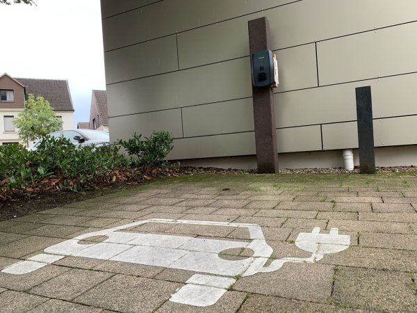 An der Ladesäule am Rathaus werden die Fahrzeuge der Gemeindeverwaltung geladen, weitere Ladesäulen für den Gemeindefuhrpark sollen hinzukommen. Foto: Birgit Guhlke - © Birgit Guhlke