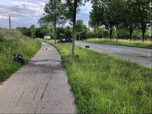 Die Polizei sucht Zeugen des Unfalls. - © Polizei Lippe