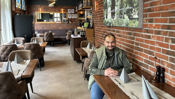 Hakan Aytekin sitzt im "Buongiorno" in der Krummen Straße. - © Alexandra Schaller