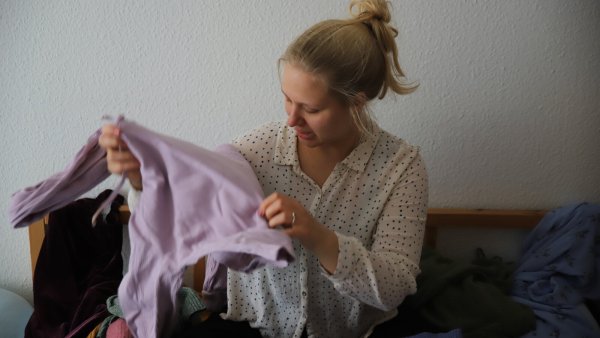 Ist das noch gut oder kann das weg? Pauline Levesque hat einige Methoden parat, wie sich aussortieren und Ordnung halten lässt. - © Bildrechte: Pauline Levesque