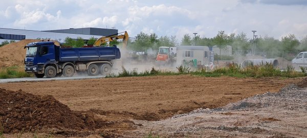Östlich des Flachsmarktes ist viel in Bewegung: Es laufen Vorarbeiten für einen Eisspeicher und die letzten Kanalarbeiten sind im Gange. Gleichzeitig entsteht die Baustraße für das neue Logistikzentrum. - © Marianne Schwarzer