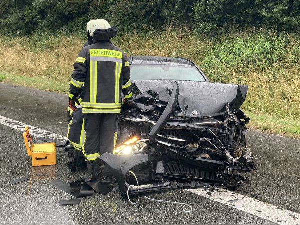 Der Mercedes ist nach dem Unfall auf der A2 ein Wrack. - © Feuerwehr Bad Salzuflen