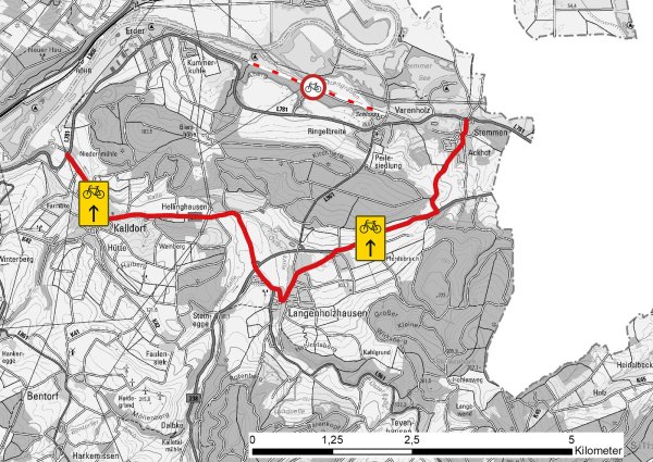 Der nicht verkehrssichere Wanderweg ist zunächst bis Ende Mai gesperrt. Während Fußgänger einen vergleichsweise geringen Umweg unterhalb der L781 nehmen können, ist für Radfahrer eine deutlich längere Umleitung ausgewiesen. - © Anja Imig
