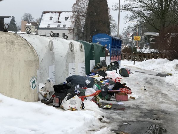 Unbekannte laden an den Altglascontainern am Regenstor gern Müll ab. Diese Woche sieht es dort besonders schlimm aus. - © Till Brand