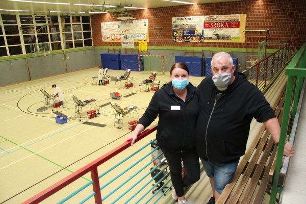 Allein auf weiter Flur: Anja Hartwig und ihr Mann Bruce sind die einzigen noch verbliebenen Ehrenamtlichen des DRK-Ortsvereins, die sich um die Blutspender kümmern können. Die bis zu 14 älteren Damen des Teams sind raus – wegen Corona. - © Silke Buhrmester