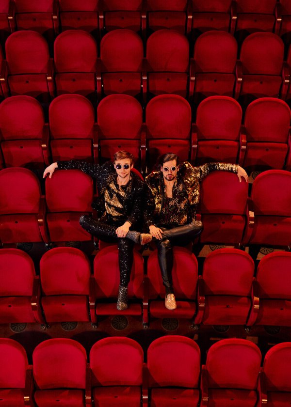 Das Magier-Duo "Siegfried & Joy" bringt Las-Vegas-Flair auf den Lemgoer Marktplatz. - © Max Hartmann