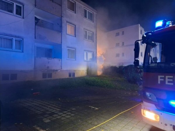 Die Feuerwehr konnte zwei Menschen aus dem verrauchten Gebäude retten. - © Feuerwehr Detmold/Christopher Rieks