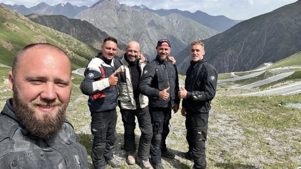 Und plötzlich waren sie einer mehr: Ilko Hentschke (hinten 2. von links) aus der Nähe von Berlin hat sich den Motorradfreunden "brothercyclist", Jakob Pankraz (vorne) sowie Zander (hinten von links), Sebastian und Ruben Fade, unterwegs angeschlossen. Hier sind die Biker in Kirgisistan - © Jakob Pankraz