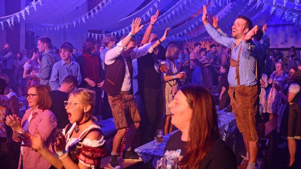 Die Gäste feiern ausgelassen zur Musik der "Rotzlöffl". - © Nicole Ellerbrake