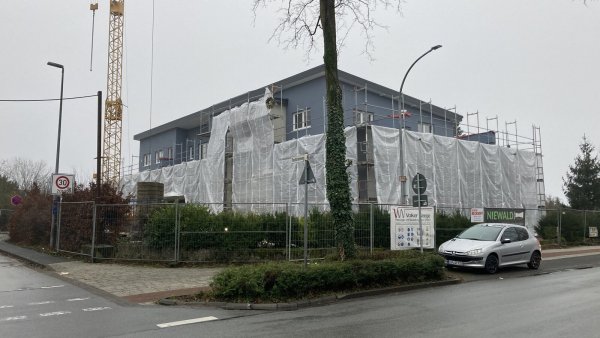 Im Augustdorfer Pastorenweg entsteht zurzeit ein Neubau mit 18 Wohnungen, die speziell für Senioren gedacht sind. - © Cordula Gröne