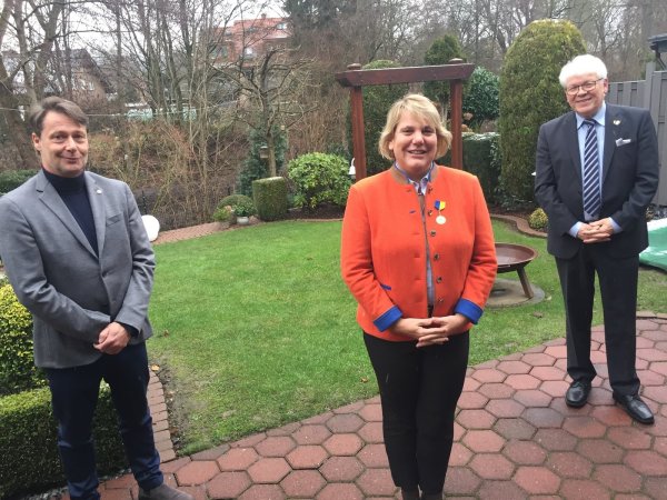 Aus den Händen von Fritz Unruhe (rechts) erhält Martina Hannen die Lions-Verdienstmedaille. Mit ihr freut sich Robert Sure, Präsident des Lions Clubs Lage. - © Siegfried Mühlenweg