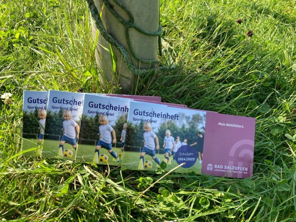Das „Gutscheinheft Sport und Spiel“ bietet 2024/2025 für Kinder Sportangebote sowie für Eltern eine Übersicht der teilnehmenden Vereine und Ansprechpersonen. - © Stadt Bad Salzuflen