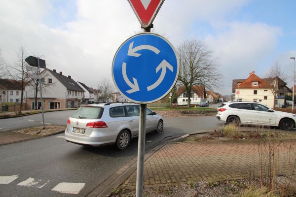 Besonders das kaputte Pflaster zur Mitte hin verwandelt die Fahrbahn des Kreisels inzwischen in eine regelrechte Buckelpiste. - © Archivfoto: Jens Rademacher