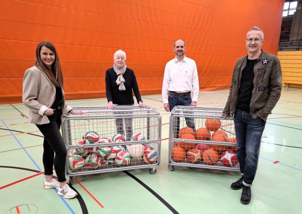 Die Bälle in der Halle Aspe liegen bereit: (von links) Isabela Moritz, Karla Heitsiek, Frank Hoffmann und Gerhard Moritz. - © Oliver König