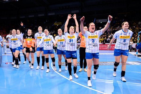 Angeführt von Spielführerin Laura Rüffieux feiert die HSG den Finaleinzug. - © Marco Wolf