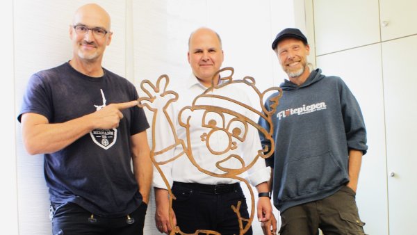 Stahlkünstler Hans Kordes, Bürgermeister Marcus Püster und Karikaturist Mark Schäferjohann präsentierten im Oktober das Erstlingswerk des Stahl-Hermännchens. - © Bildrechte: Hans Kordes