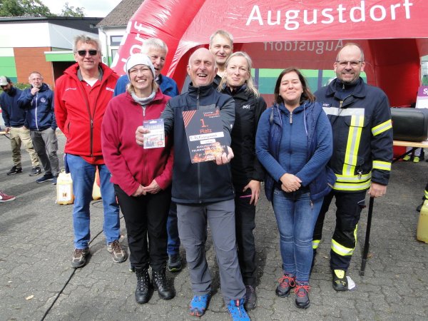 So sehen Sieger aus: (von links) Gerd Krumbach, Nadine Blobel, Hans-Jürgen Klemm, Horst Böger, Matthias Biere, Deborah Barke, Claudia und Andreas Jakoby. - © Hajo Gärtner
